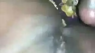 زوجة ساخنة تئن بينما زوجها يضاجعها، ممتنة لكل دفعة قوية