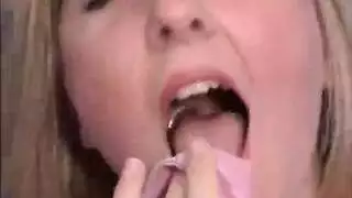 إباحية سحاقية بريطانية: مصارعة على الأريكة تنتهي بالقذف الداخلي