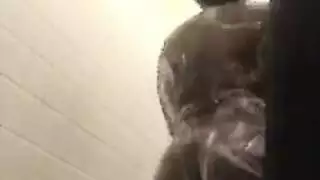 سحاقية مراهقات صريحة: صديقة بيضاء تنكب على كس سمراء ناعم