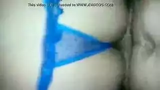 جميلة الشعر الأسود تتوق للقضيب بقدر وجبة الطعام