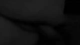 فتاة مثيرة تحصل على قذف كثيف على بطنها