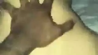 ١ الشاب الأسود يداعب فمها بأصابعه حتى تبلغ ذروتها بشدة