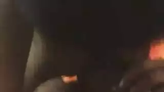 الأب يمد أطفاله المجعدين بعمق وبقوة