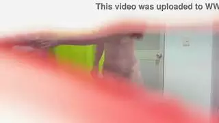 عشوائية مثيرة تخلع الملابس الداخلية وتفرد ساقيها للكاميرا