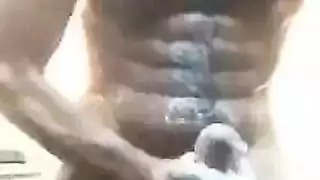 خيال جنسي حار في عيادة الطبيب: شاب يبتلع السائل بعد المص