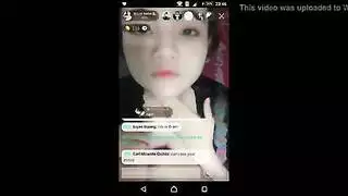 مراهقة يائسة تتوق لقضيب في مهبلها قبل أن تقذف على وجهها