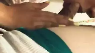 زوجة مصرية ساخنة تأخذ نيك عنيف في وضع الكلب من رجلها