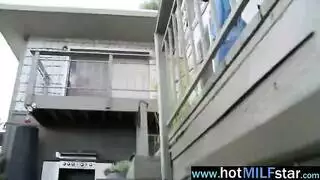 مستثار بأثدائها الكبيرة، يقوم بنيكها بعنف