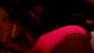 عاهرة سمراء هاوية تعطي مصة قوية مع فعل اختناق