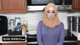 مشهد إباحي: فتاة عربية ترتدي النقاب تمص وتضاجع قضيبًا ضخمًا