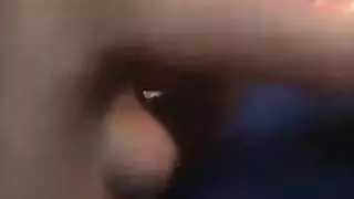 مراهقة بريئة تُضاجع بقوة حتى تبلغ النشوة على عمود ضخم