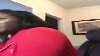 استمناء إباحي أمام المرآة: فرك في ملابس داخلية وردية حتى الذروة