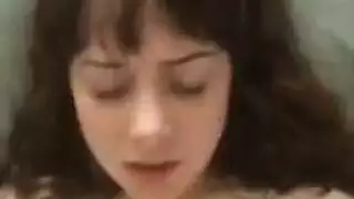 الجمال زرقاء العيون تظهر شعرها الكثيف