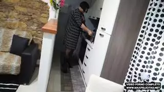 المراهق المجتهد يضرب مؤخرة زوجة أبيه الضيقة بوضعية الكلب