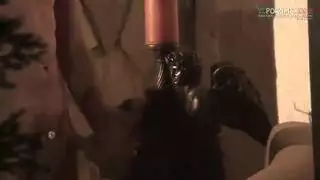طبيب يعالج إمرأة و يلعب بترمتها