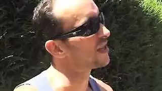 رجل يقذف بوجع