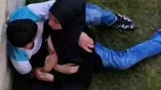 إباحية خارجية: وقحة محجبة تُدمر مهبلها الضيق في الحديقة