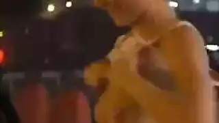 عارضة كاميرة لعوبة تلعب بملابسها الداخلية وبجسدها