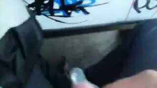 جلسة استمناء قاسية في الحافلة أثناء فرك مؤخرة غريبة