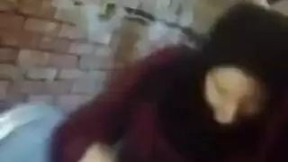 الفتاة في الزريبة تسمح له بممارسة الجنس معها كما يشاء