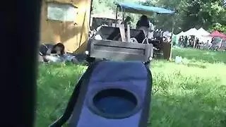 حفلة تحولت لجنون: يأخذها لضربة قوية في الفناء الخلفي