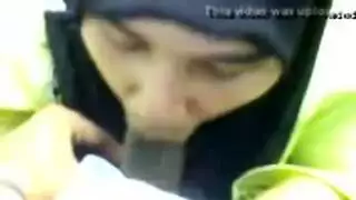 عاهرة محجبة تبتلع كل قطرة من سائل زوجها المنوي