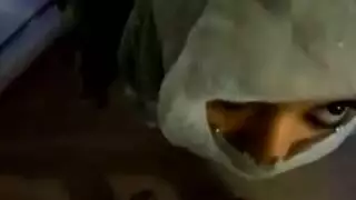 فم مغطى بالنقاب يمتص بقوة ويبتلع الحمم الساخنة