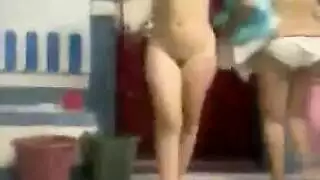 نيك والتجسس في مرحاض عمومي