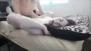 أخ xxx يتسلل إلى سرير أخته من أجل كريمة